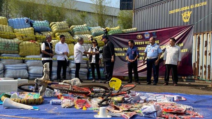 Ilustrasi pemusnahan temuan barang ilegal. dok. Tribunnews. Gebrakan Pertama Satgas, Temukan Barang Impor Ilegal Rp40 Miliar