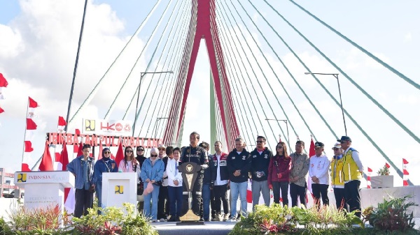 Presiden Joko Widodo didampingi Ibu Iriana dan sejumlah influencer meresmikan Jembatan Pulau Balang di Kabupaten Penajam Paser Utara, Provinsi Kalimantan Timur, pada Minggu, 28 Juli 2024. Presiden Resmikan Jembatan Pulau Balang: Percepat Akses ke IKN