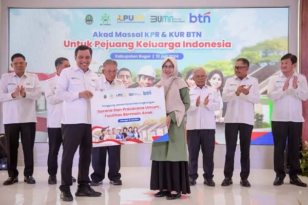 Direktur Utama BTN Nixon LP Napitupulu saat menghadiri akad massal KPR dan KUR di Perumahan Pesona Kahuripan 9, Cileungsi Kabupaten Bogor, Rabu. Milenial Serap Rp68,5 Triliun Subsidi KPR di BTN Hingga Juni