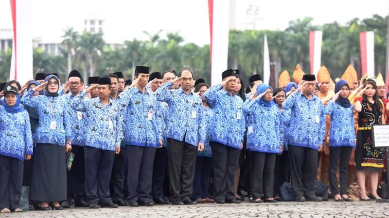 Ilustrasi PNS mengikuti upacara. dok. Setkab. Okezone. Gaji PNS 2025 akan Naik, Resminya Tunggu Pengumuman Presiden Terpilih