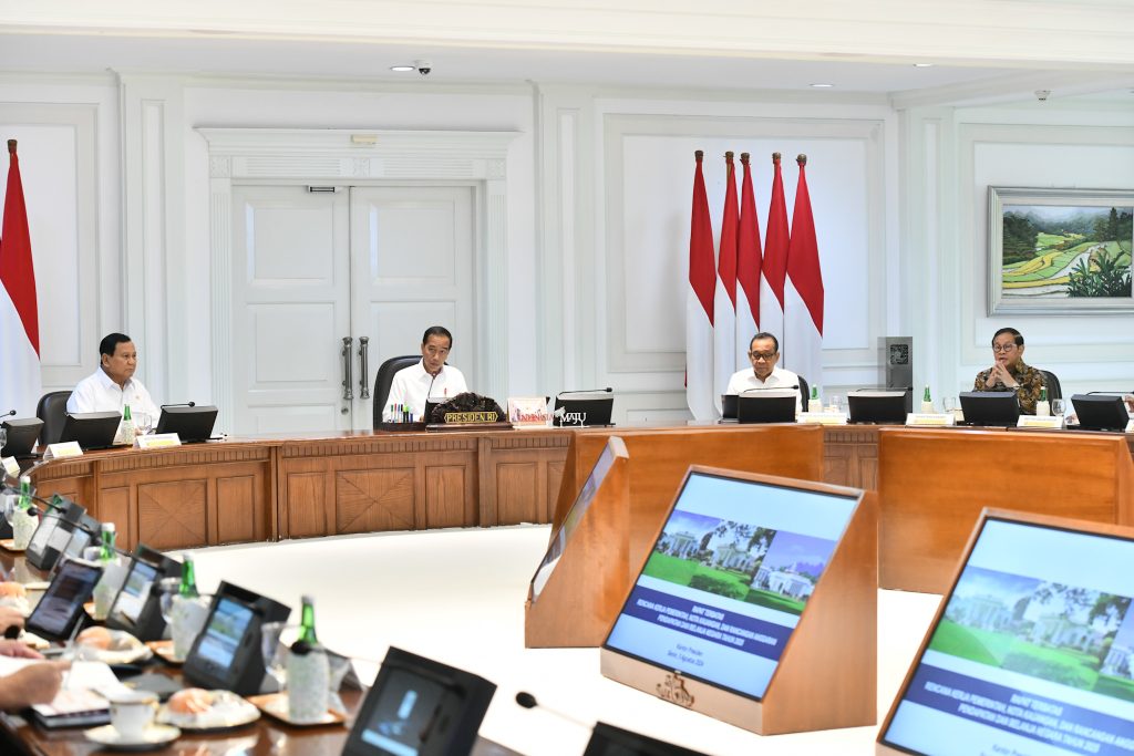 Presiden Joko Widodo memimpin Rapat Terbatas mengenai Rencana Kerja Pemerintah, Nota Keuangan, dan RAPBN Tahun 2025, di Kantor Presiden, Istana Kepresidenan Jakarta, Senin (5/8/2024). dok. Setkab/ Rahmat. Ratas, Presiden Minta RAPBN 2025 Akomodasi Program Presiden Terpilih