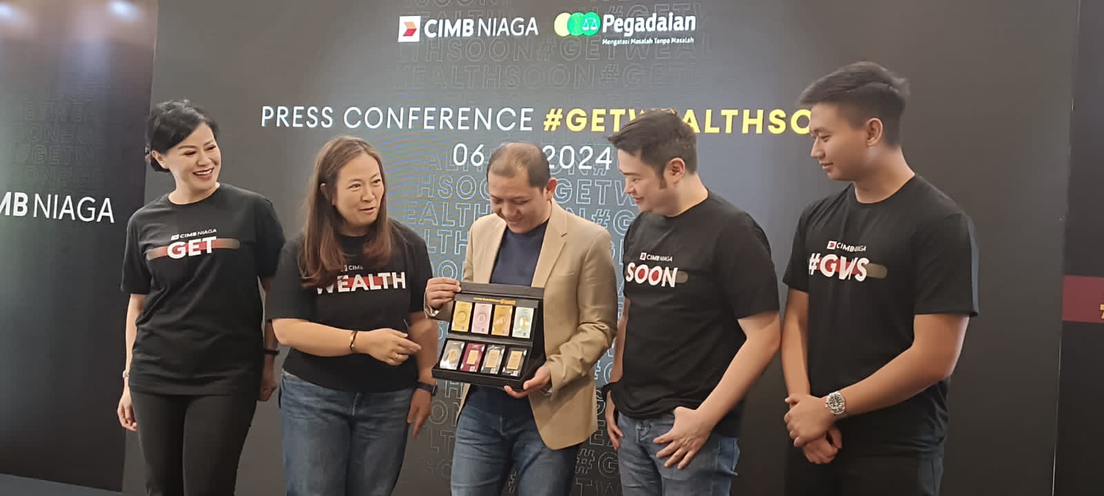 Head of Digital Banking, Branchless and Partnership CIMB Niaga Lusiana Saleh (kedua kiri) dengan Head of Preferred, Wealth, and Insurance Business CIMB Niaga Ariteguh Arief (kedua kanan), Executive Vice President Pegadaian Ferry Hariawan (tengah), Financial Influencer dan Founder of Fortis Holdings David Noah (kanan), dan Consumer Banking Marketing Head Deffy Lisa Hardjono (kiri) di sela-sela Press Conference #GetWealthSoon di Jakarta, Selasa (6/8/2024). dok. CIMB Niaga. CIMB Niaga Permudah Investasi Digital Melalui Inisiatif #GetWealthSooN