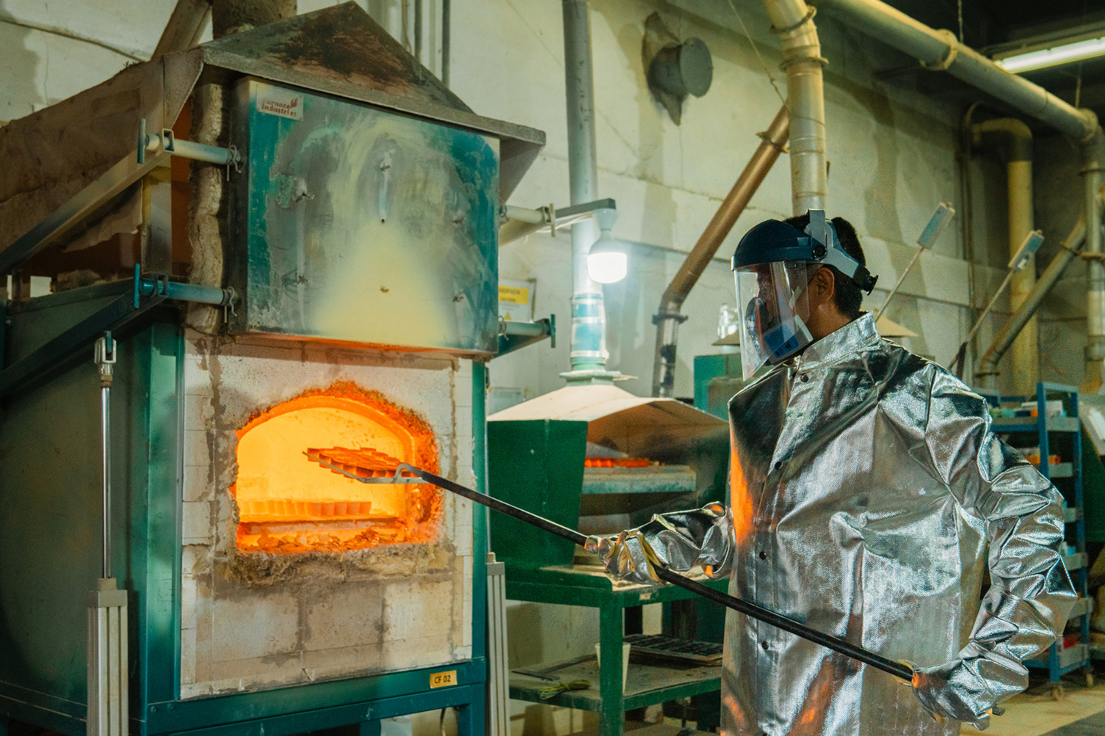 Pekerja terlihat sibuk mengorek-orek api dalam areal pabrik J Resources. FOTO - ISTIMEWA Meroket 155 Persen, PSAB Medio 2024 Catat Laba USD10,08 Juta