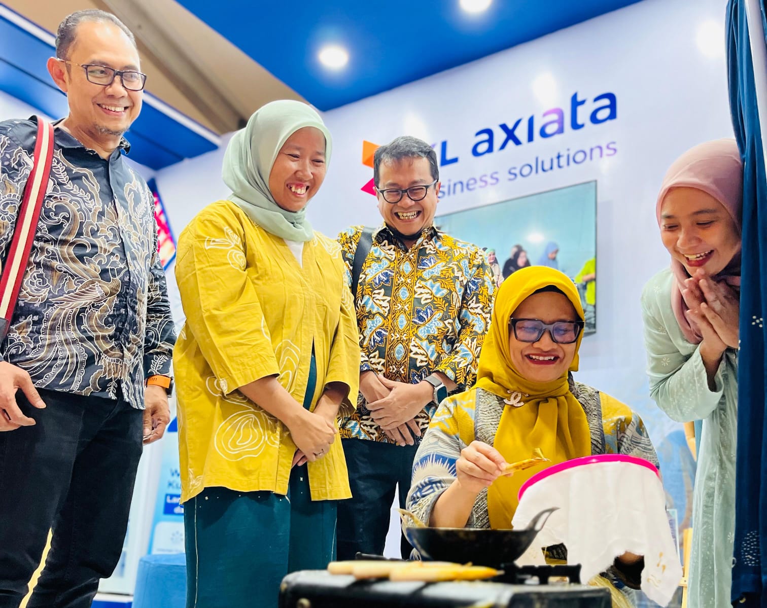 Bos XL Axiata Dian Siswarini kala mencoba membatik bersama para pelaku UKM. FOTO - ISTIMEWA Menanjak 58 Persen, Juni 2024 EXCL Serok Laba Rp1,03 Triliun