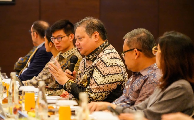 Menteri Koordinator Bidang Perekonomian Airlangga Hartarto memaparkan strategi kebijakan Pemerintah dalam mencapai visi Indonesia Emas 2045 melalui tiga mesin ekonomi untuk mempercepat pertumbuhan. Airlangga Paparkan Tiga Mesin Ekonomi Baru untuk Capai Indonesia Emas