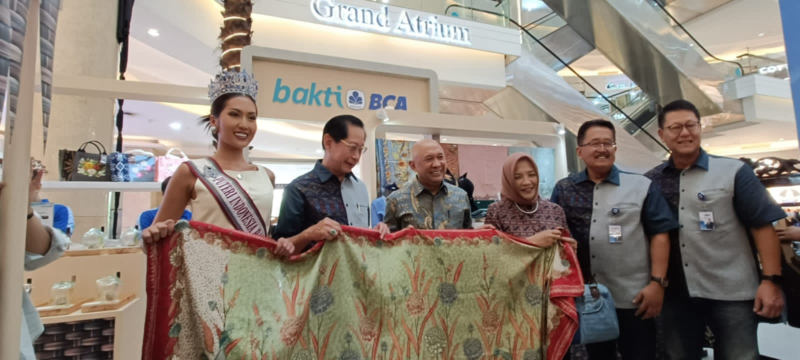 Presiden Direktur BCA Jahja Setiaatmadja (kedua kiri) bersama  Menteri Koperasi dan UKM Teten Masduki (ketiga kiri), Deputi Bidang Kewirausahaan Kemenkop UKM Siti Azizah (ketiga kanan), Direktur BCA John Kosasih (paling kanan), Direktur BCA Antonius Widodo (kedua kanan), dan Puteri Indonesia Pariwisata 2024 saat berkunjung ke booth Bakti BCA. dok. BCA. BCA UMKM Fest 2024 Dorong Perluasan Akses Pasar Pengusaha Lokal