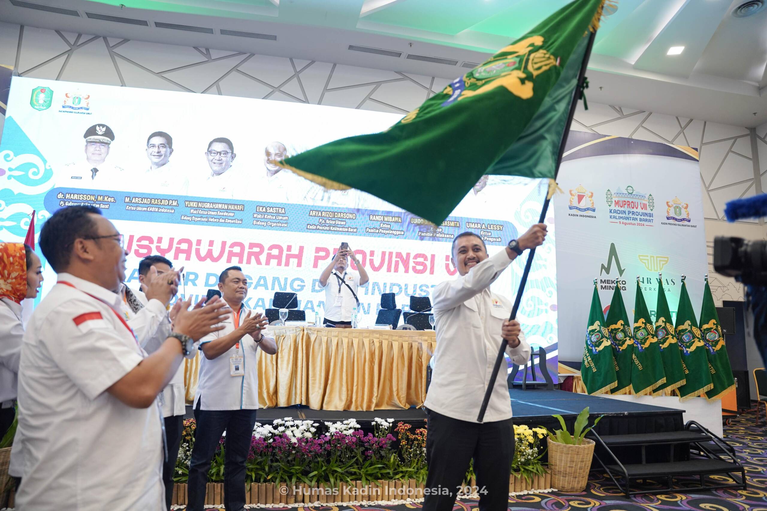 Musyawarah Provinsi VII Kadin Kalimantan Barat, secara aklamasi memilih Arya Rizqi Darsono sebagai Ketua Umum Kadin Provinsi Kalimantan Barat 2024-2029. dok. Humas Kadin indonesia. Kalbaronline. Kadin Indonesia: Perkuat Ekonomi Daerah, Gali Potensi dan Sinergi