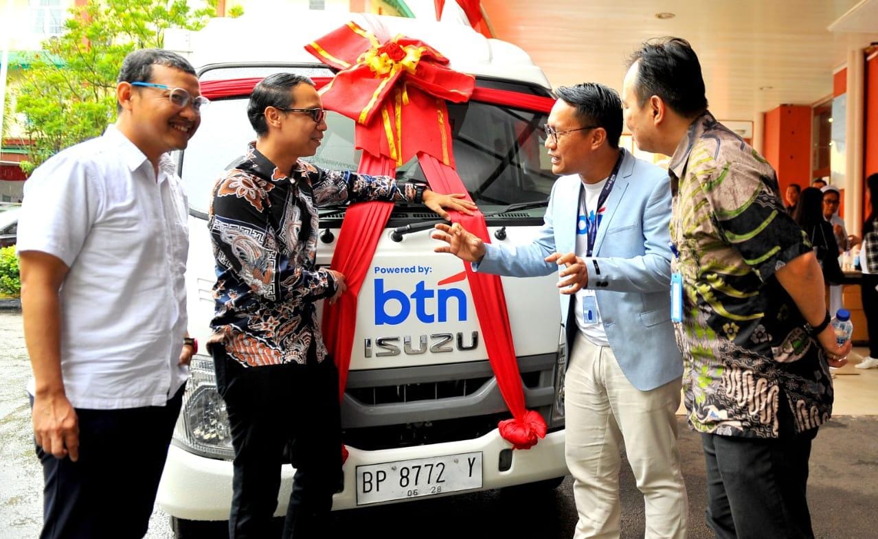 Kepala Cabang PT Bank Tabungan Negara (Persero) Tbk Batam Wahyudi Gusti Antony bersama Kepala Departemen Community Development BTN Ary Ihsandi menyerahkan bantuan kepada Ketua Yayasan Fransiskanes Santa Elisabeth Nugroho Budi Santoso dan Direktur RS Santa Elisabeth Lubuk Baja Hendro di RS Santa Elisabeth, di Batam, Jumat (9/8). (Foto:Endang Muchtar). BTN Serahkan Bantuan Kesehatan di Batam