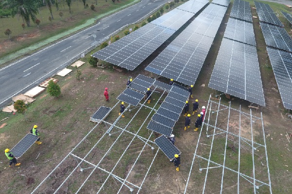 Dalam rangka transisisi energi untuk mendukung pertumbuhan ekonomi yang berkelanjutan, pemerintah terus mempercepat pembangunan infrastruktur ketenagalistrikan berbasis energi baru terbarukan (EBT) Pembangunan PLTS Tetap Utamakan Penggunaan Produk Dalam Negeri