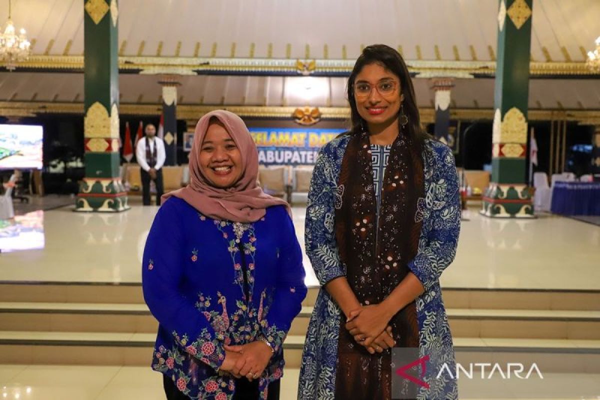 Bupati Sleman Kustini Sri Purnomo (kiri) menerima kunjungan Menteri Perindustrian, Kewirausahaan dan Investasi Republik Seychelles Devika Vidot, di Pendopo Parasamya Kabupaten Sleman, Sabtu (10/8/2024). ANTARA/HO-Bagian Prokopim Setda Sleman/pri. Pemkab Sleman, Peluang Kerja Sama Ekspor ke Seychelles Afrika Timur