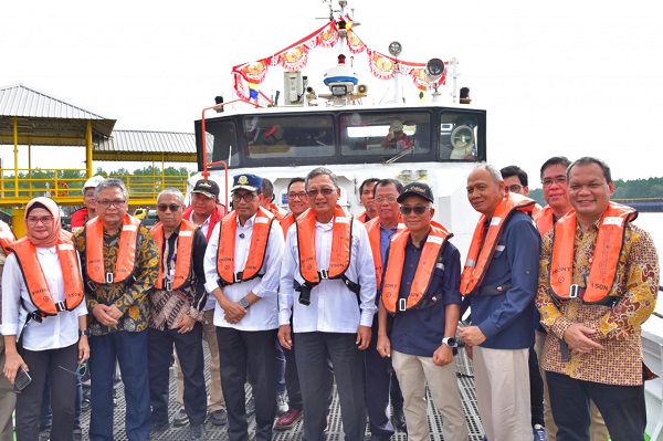 Arifin Tasrif bersama Menteri Perhubungan Budi Karya Sumadi meresmikan operasional Prototype Diesel Dual Fuel (DDF) Crewboat milik PT. Pertamina Hulu Mahakam (PHM). Pertamina Hulu Mahakam Operasikan Prototype Kapal Diesel Dual Fuel