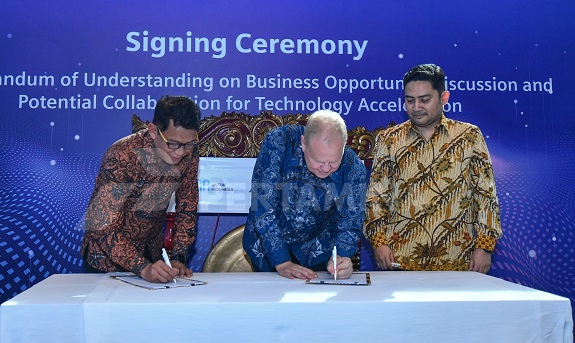 PT Pertamina (Persero) berkolaborasi dengan Siemens Energy mewujudkan energi berkelanjutan yang aman dan terjangkau di Indonesia. Nota Kesepahaman ditandatangani oleh Direktur Strategi, Portofolio, dan Pengembangan Usaha Pertamina Salyadi Saputra dengan Thorbjörn Fors Senior Vice President dan Managing Director Siemens Energy Asia Pacific. Pertamina - Siemens Energy Sinergi Wujudkan Energi Aman dan Terjangkau