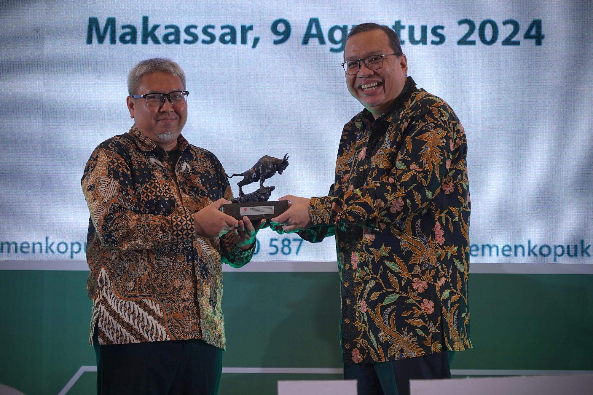 Iman Rachman (kanan) CEO BEI menerima tanda mata dari wakil Kementerian Koperasi dan UKM. FOTO - ISTIMEWA Alternatif Pendanaan, UMKM Bisa Manfaatkan IPO