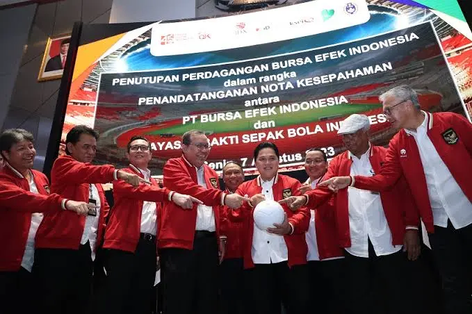 Ketua Umum PSSI Erick Thohir usai meneken kerja sama dengan Bursa Efek Indonesia. FOTO - ISTIMEWA Drop 612 Persen, Paruh Pertama 2024 BOLA Tekor Rp13,61 Miliar