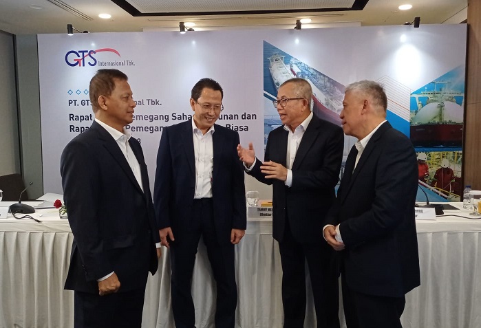 Pengurus GTS Internasional terlibat perbincangan hangat di sela-sela RUPS Tahunan perseroan. FOTO - ISTIMEWA Buyar! Investor Kubur Rencana Buyback 790,95 Juta Saham GTSI