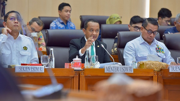 Menteri ESDM dalam rapat bersama Komisi VII DPR menyepakati asumsi dasar lifting minyak dan gas bumi untuk RAPBN Tahun 2025 dipatok sebesar 605 ribu BOPD Lifting Migas Untuk RAPBN 2025 Dipatok 605 Ribu BOPD