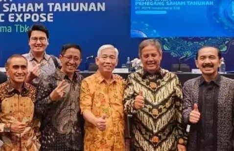 Lo Kheng Hong (tengah) bersama sejumlah direksi ABM Investama. FOTO - ISTIMEWA Lagi! Lo Kheng Hong Jaring 420.700 Saham ABMM