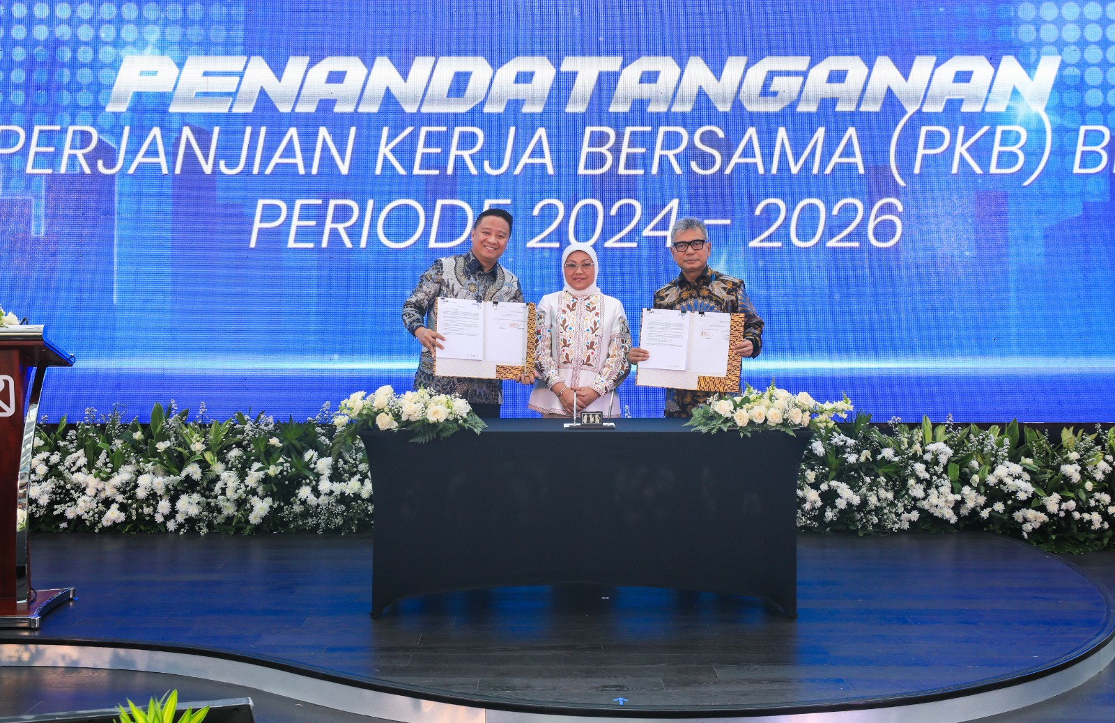 Bank Rakyat Indonesia (Persero) Tbk. (BBRI) menandatangani Perjanjian Kerja Bersama (PKB) periode 2024-2026 dengan Serikat Pekerja BRI Nasional, di Menara BRILiaN BRI, Jakarta, 28 Agustus 2024. Perjanjian Kerja Bersama periode 2024-2026 ditandatangani Direktur Utama BRI Sunarso (kanan) dengan Ketua Serikat Pekerja BRI Nasional Mohammad Rizal (kiri), disaksikan Menteri Ketenagakerjaan RI Ida Fauziyah.dok. BRI. Teken PKB 2024-2026, BRI-Serikat Pekerja Perkuat Hubungan Industrial