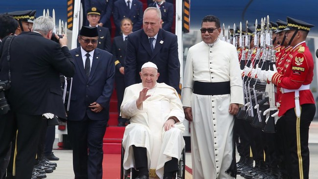 Pemimpin tertinggi Gereja Katolik sedunia Paus Fransiskus tiba di Indonesia, Selasa siang, 3 September 2024. dok. Antara/Muhammad Iqbal. Paus Fransiskus Tiba di Indonesia, Sebarkan Semangat Keberagaman