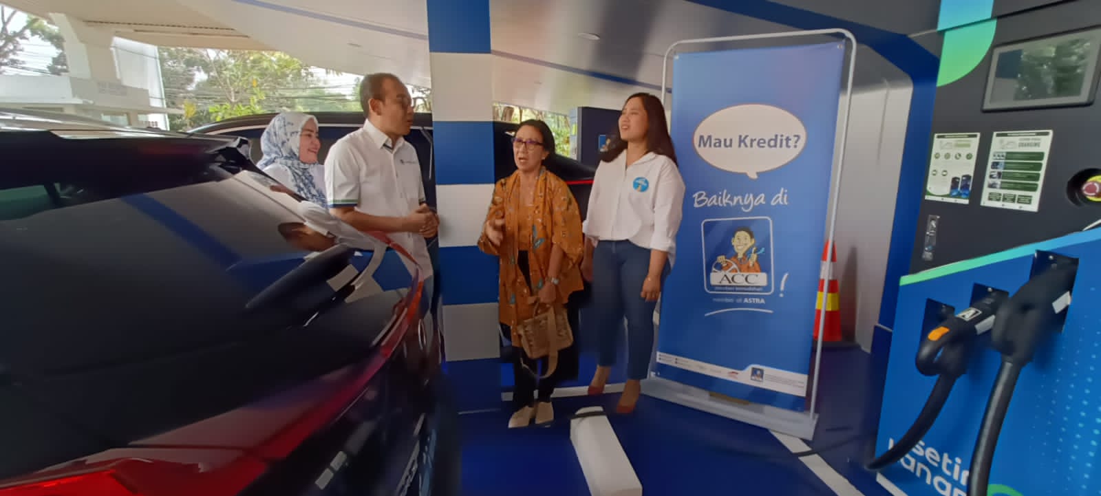 Kiri-Kanan: EVP Retention Business Vivi Elfira, Chief Operating Officer Devy Santoso,  EVP Retail Operation Jeanny Simbolon. dok. ACC. Rayakan Hari Pelanggan 2024 Secara Berbeda, ACC Dukung Keberlanjutan