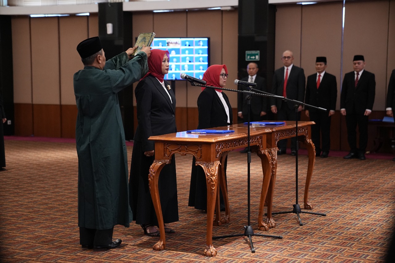 Gubernur Bank Indonesia, Perry Warjiyo, pada Rabu (4/09) melantik 2 pemimpin satuan kerja Kantor Pusat Bank Indonesia. Gubernur BI Dorong Jajarannya Optimalkan Pemanfaatan AI