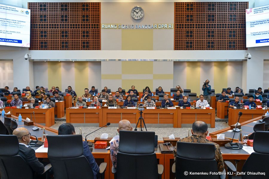 Badan Anggaran (Banggar) DPR RI dan pemerintah dalam Rapat Kerja Rabu (4/9) menyepakati postur sementara untuk APBN Tahun Anggaran 2025. Pada kesepakatan tersebut, Penerimaan Negara Bukan Pajak (PNBP) dan Belanja Pemerintah Pusat mengalami kenaikan masing-masing sebesar Rp8,26 T. Banggar DPR Sepakati Postur Sementara APBN 2025, Ini yang Berubah