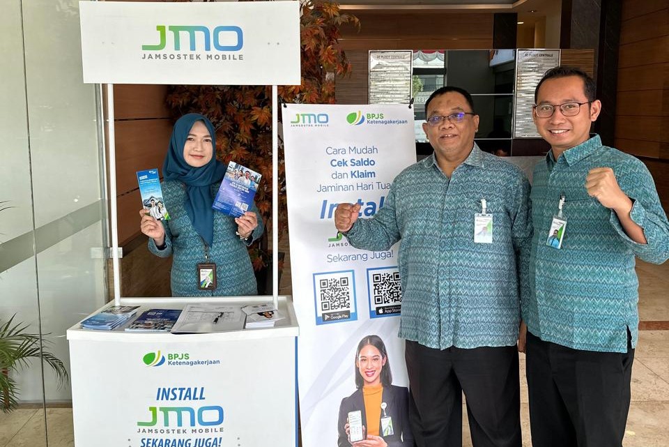 Pengurus BPJS Ketenagakerjaan Pluit blusukan langsung melayani peserta. FOTO - ISTIMEWA Harpelnas 2024, BPJS Pluit Dorong Pengambil JHT Sambung Kepesertaan