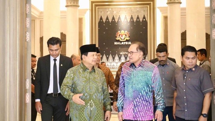 Menteri Pertahanan sekaligus presiden terpilih 2024-2029 Prabowo Subianto menemui Perdana Menteri Malaysia Dato’ Seri Anwar Ibrahim (kanan depan), di Malaysia, Sabtu (7/9/2024). dok. Kemenhan. Istimewa. Bertemu Raja Malaysia dan PM Anwar Ibrahim, Ini Harapan Prabowo