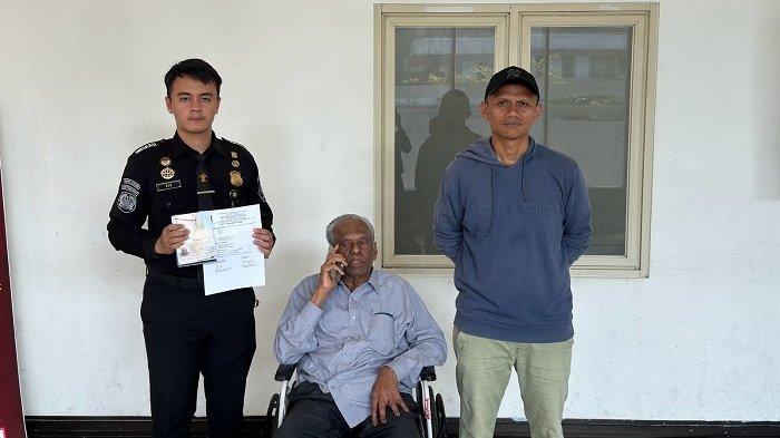 Aparat Imigrasi menggagalkan pelarian bos Texmaco, Marimutu Sinivasan (tengah), ke Malaysia melalui Entikong, Kalimantan Barat, Minggu (8/9/2024). Marimutu masuk daftar cegah terkait perkara BLBI. dok. Humas Imigrasi. Tribunnews. Hendak Kabur ke Malaysia, Petugas Imigrasi Tangkap Marimutu Sinivasan