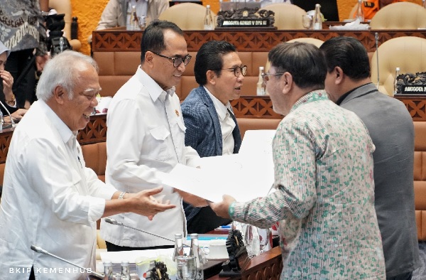 Rapat kerja Kemenhub dengan Komisi V DPR RI terkait pagu anggaran tahun 2025. Foto : Kemenhub Pemerintah dan DPR Sepakati Pagu Anggaran Kemenhub 2025 Rp24,76T