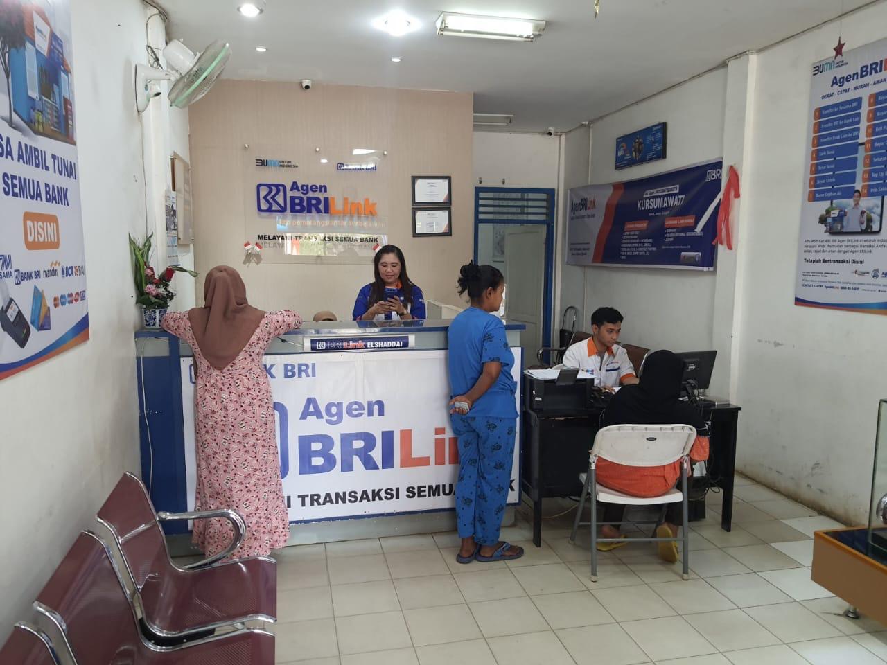 Kursumawati, seorang AgenBRILink di Serbalawan, Medan, Sumatera Utara terus berkomitmen menjalankan misinya. Rasa percaya diri dan komitmennya sebagai wanita hebat AgenBRILink akhirnya membuahkan hasil sangat luar biasa. Kursumawati sudah mendirikan 4 cabang AgenBRILink dan mendapatkan hadiah mobil dari kelas jawara pada tahun 2024. dok. BRI. Kisah Wanita Hebat AgenBRILink, Dorong Literasi Keuangan di Medan