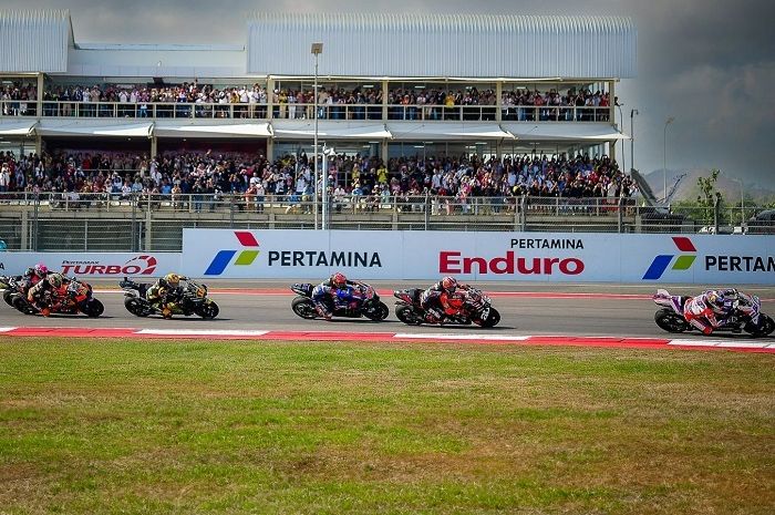 Menteri Pariwisata dan Ekonomi Kreatif (Menparekraf) Sandiaga Salahuddin Uno memastikan kasus tunggakan hosting fee sebesar Rp231 miliar tidak akan membatalkan MotoGP Mandalika yang rencananya digelar pada 27-29 September 2024. Saat ini Sirkuit Mandalika, Lombok, Nusa Tenggara Barat (NTB) sedang berbenah untuk pelaksanaan ajang internasional itu. dok. MotoGP. MotoGP Mandalika 2024 di Tengah Tunggakan Hosting Fee Rp231 Miliar