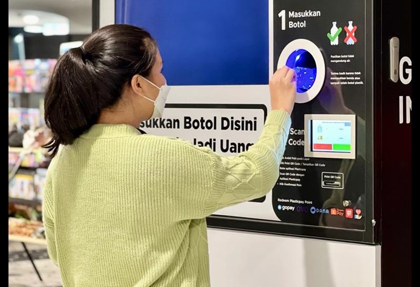 Seseorang memasukkan sampah dalam mesin djur ulang besuttna Inocycle. FOTO - ISTIMEWA Pertahankan Performa, Paruh Kedua 2024 INOV Mainkan Strategi Ini