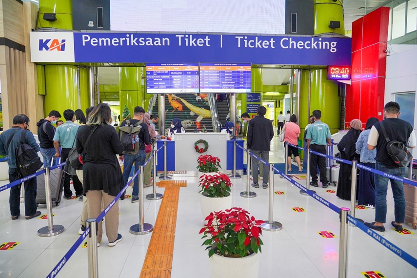 Peningkatan jumlah penumpang kereta api (KA) selama libur Maulid Nabi Muhammad saw 2024 yang berlangsung dari 14 hingga 16 September sudah mulai terlihat pada Jumat, 13 September 2024. Jelang Libur Maulid Nabi Penjualan Tiket KA Mencapai 501.084