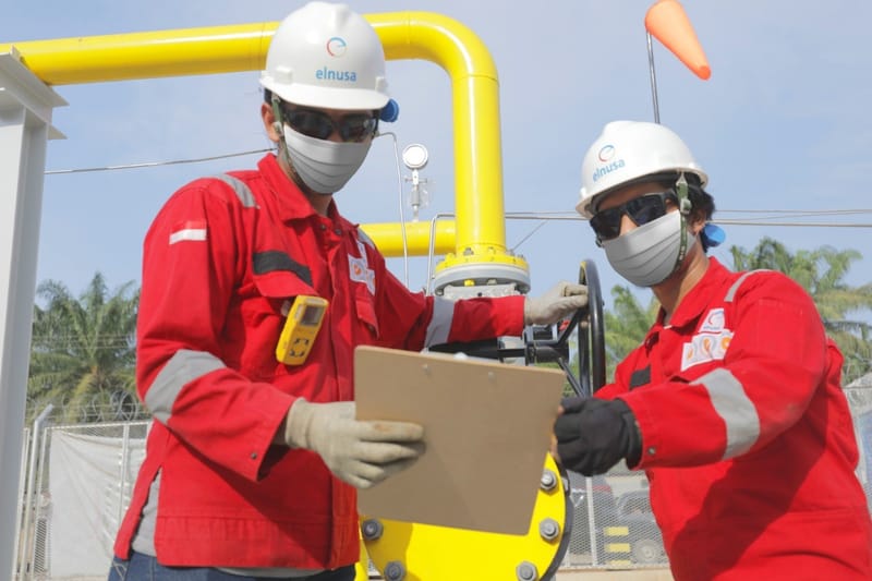 Dua petugas lapangan Elnusa tengah memeriksa salah satu instalasi dalam jaringan perseroan. FOTO - ISTIMEWA Dongkrak Produksi Migas, ELSA Reaktivasi Sumur Idle via CO Log Service