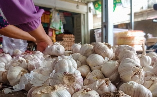 Badan Pusat Statistik (BPS) mencatat harga bawang putih naik tipis, sementara harga daging ayam ras turun pada pekan kedua September Harga Bawang Putih Naik, Daging Ayam Turun di Pekan Kedua September