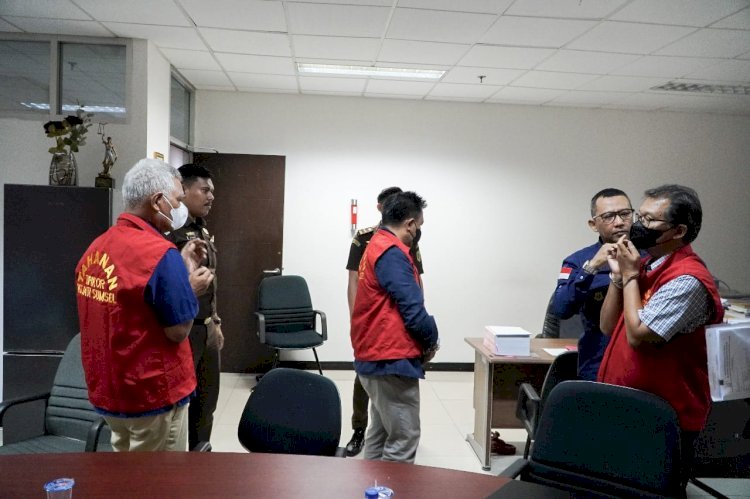 Tiga tersangka kasus korupsi proyek LRT Sumsel. dok. RMOLLampung. Korupsi Proyek LRT Sumsel, Tiga Petinggi Waskita Karya jadi Tersangka