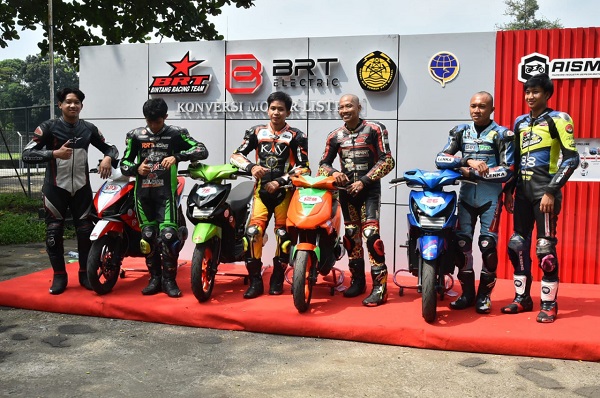 Asosiasi Industri Sepeda Motor Listrik (AISMOLI), hari Minggu (22/9) ini menggelar Balap Sepeda Motor Listrik Konversi 2024 (EV Motor Conversion Race) perdana di Sentul Karting International Sirkuit Pacu Konversi, Hari ini Digelar Balap Motor Listrik Perdana di Sentul