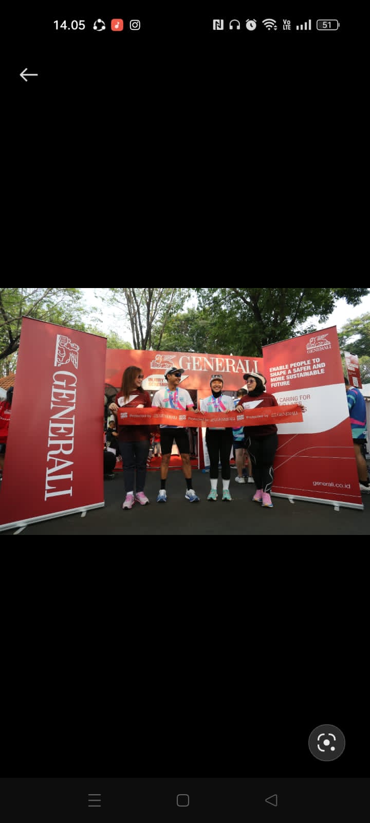 Generali Indonesia memberikan proteksi kepada 2.500 pelari RunHub 2024, sebuah ajang lari yang diselenggarakan oleh Kementerian Perhubungan dalam rangka memperingati Hari Perhubungan Nasional. Seremoni penyerahan proteksi diberikan oleh manajemen Generali Indonesia, Jutany Japit selaku Direktur dan Chief Operation Officer (kedua kiri) dan Vivin Arbianti Gautama, Chief Marketing and Partnership Distribution (paling kiri) kepada perwakilan pelari RunHub. dok. ist, Generali Indonesia Dukung RUNHUB 2024, Serukan Gaya Hidup Sehat