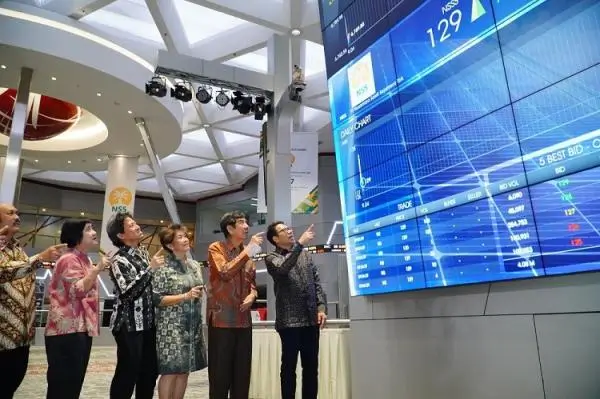 Manajemen NSSS ketika mencatatkan sahamnya di BEI. Direktur NSSS Koleksi Saham Harga Pasar, Telisik Tujuannya