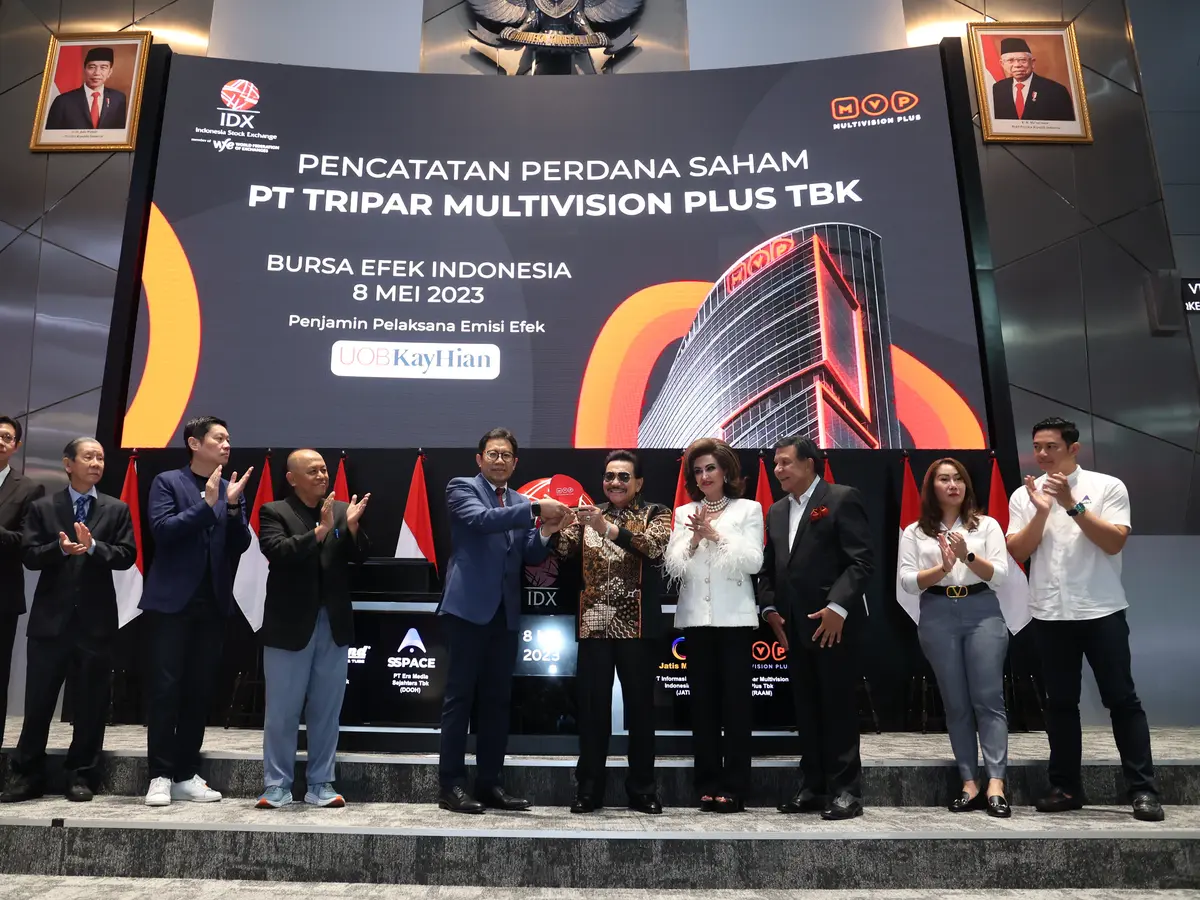 Pengurus Tripar Multivision Plus berfoto bareng usai pencatatan perdana saham perseroan. FOTO - ISTIMEWA Caplok 10 Persen Saham MNC Pictures, RAAM Setor Rp511,02 Miliar
