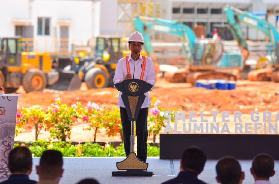 Presiden Joko Widodo kembali menegaskan pentingnya hilirisasi mengolah barang mentah menjadi barang jadi untuk meningkatkan nilai tambah komoditi yang akan membawa Indonesia menjadi negara industri. Karena itu ditegaskan untuk menyetop ekspor berupa bahan mentah Presiden: Stop Ekspor Bahan Mentah!