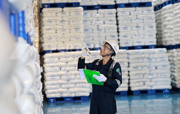 Seorang pekerja Polytama Propindo sedang melakukan pengecekan di area warehouse PT Polyatama Propindo di Balongan, Indramayu, Jawa Barat (24/09/24). 2027 Pertamina Akan Jadi Produsen Polipropilena Terbesar di Indonesia