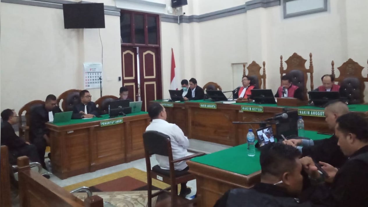 Bupati Labuhanbatu nonaktif Erik Adtrada Ritonga mendengarkan majelis hakim Pengadilan Tipikor pada Pengadilan Negeri Medan, Sumatera Utara, membacakan vonis 6 tahun penjara, Rabu (25/9/2024). dok. TVOnenews. Terbukti Korupsi, Bupati Labuhanbatu Nonaktif Ini Dihukum 6 Tahun