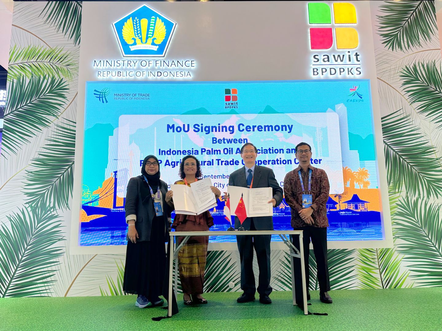 Gabungan Pengusaha Kelapa Sawit Indonesia (GAPKI) menandatangani Memorandum of Understanding (MoU) dengan RCEP Cultural Trade Cooperation Center pada ajang CAEXPO-CABIS ke-21. Acara penandatanganan ini berlangsung di stand BPDPKS, Paviliun City of Charm Hall B2, di Nanning International Convention and Exhibition Center (NICEC). Penandatanganan MoU tersebut dilakukan oleh Lolita Bangun, Wakil Sekretaris Jenderal GAPKI atas nama Chairman GAPKI, dan Willy Wu, Direktur Eksekutif Komite RCEP National Pavilion. dok. ist. CAEXPO-CABIS 2024, MoU Gapki-RCEP Cultural Trade Cooperation Center