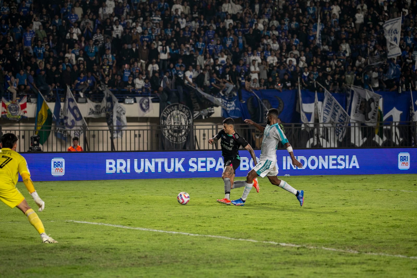 Sebagai sponsor utama BRI Liga 1, BRI berupaya untuk tidak hanya memajukan kualitas kompetisi, tetapi juga menciptakan dampak positif bagi seluruh ekosistem sepak bola di Indonesia. dok. BRI. Empat Musim Dukung Kompetisi BRI Liga 1, Perputaran Ekonomi Rp10,4T