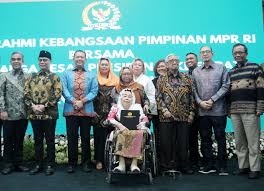 Pimpinan MPR RI bersama keluarga Presiden ke-4 RI Abdurrahman Wahid, atau Gus Dur. dok. Jurnas. MPR Resmi Pulihkan Nama Baik Tiga Presiden RI