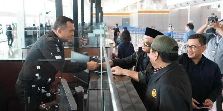 Direktur Jenderal Imigrasi Kementerian Hukum dan HAM, Silmy Karim dalam pelayanan di lapangan. dok. Imigrasi. Petugas Imigrasi Butuh Senjata Api, Ini Kata Dirjen Silmy Karim