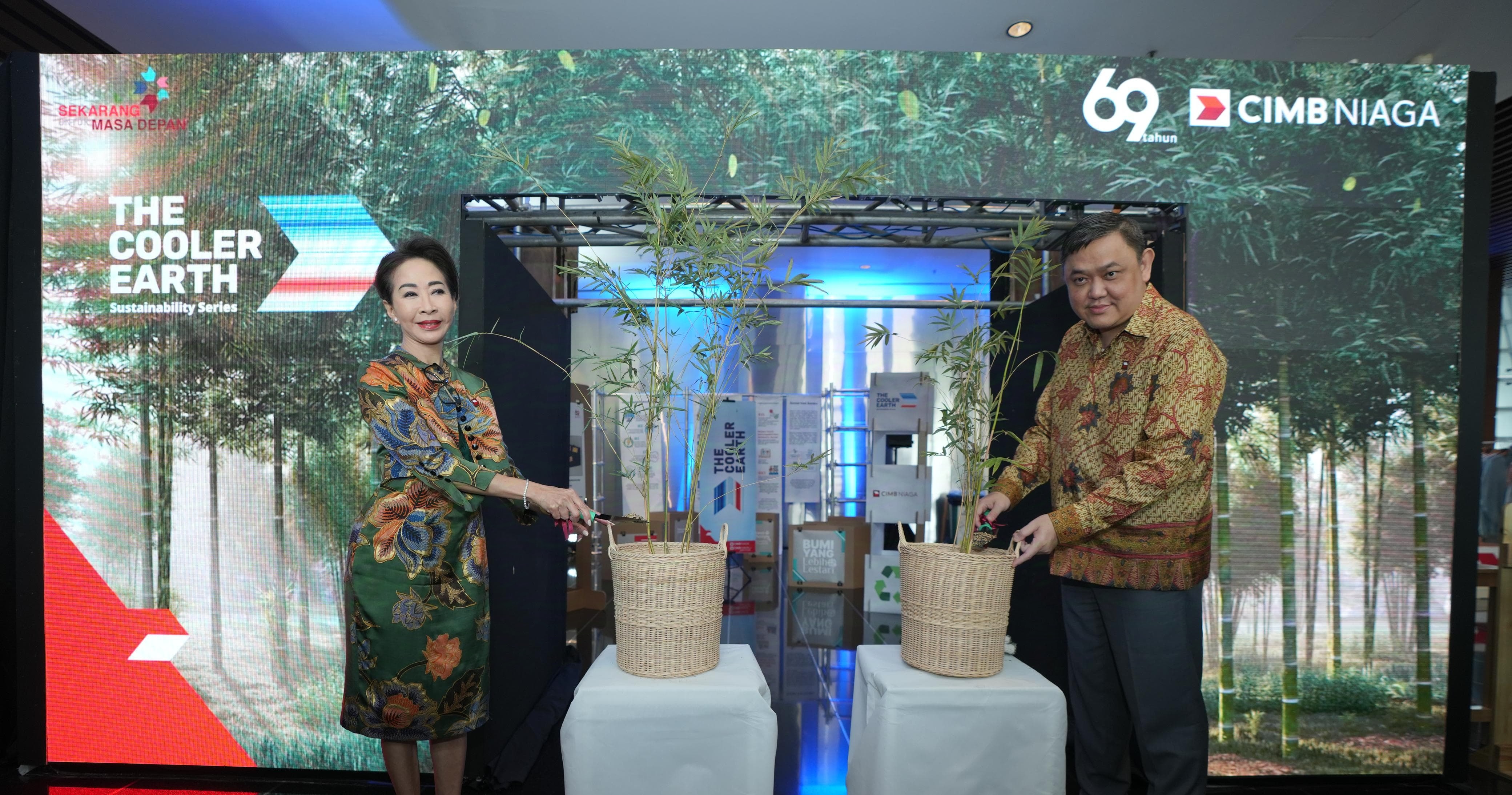 Direktur Compliance, Corporate Affairs & Legal CIMB Niaga Fransiska Oei (kiri) bersama Direktur Consumer Banking CIMB Niaga Noviady Wahyudi (kanan) menanam bambu sebagai simbol pembukaan The Cooler Earth Sustainability Series 2024 di Jakarta, Rabu (2/10/2024). Acara yang berlangsung hingga Jumat, 4 Oktober 2024, dimeriahkan dengan Media Gathering, Experiential Learning, dan Exhibition. dok. ist. CIMB Niaga Gelar Rangkaian The Cooler Earth Sustainability Series 2024