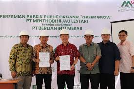 Jajaran direksi anak usaha PT Menthobi Karyatama Raya Tbk (MKTR), PT Menthobi Hijau Lestari (MHL) bersama jajaran direksi anak usaha PT Mahkota Group Tbk (MGRO), PT Berlian Inti Mekar (BIM) meresmikan fasilitas produksi pabrik pupuk kompos granul berbahan baku janjang kosong (jankos) sawit di Palembang, Sumatera Selatan, Rabu (2/9/2024). ANTARA/HO-MKTR. Kelola Pabrik Pupuk Kompos, Anak Usaha MKTR Kerja Sama dengan BIM